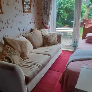 Guest house Newly Decorated & Furniture, 2 Single Beds, Large Room, Sofa, Netflix, Garden View, Patio & Seating, Poole